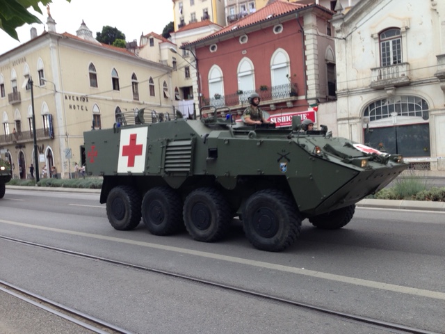 Portuguese army vehicles They had old British 25Pdr guns ...